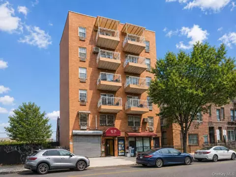 4135 67 St, New York, NY 11377