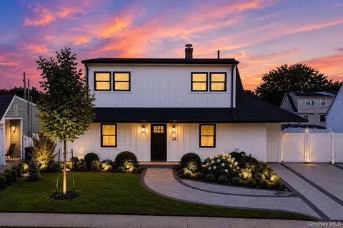 24 Crag Ln, Levittown, NY 11756