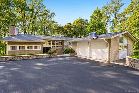 498 Winding Rd N, Greenburgh, NY 10502