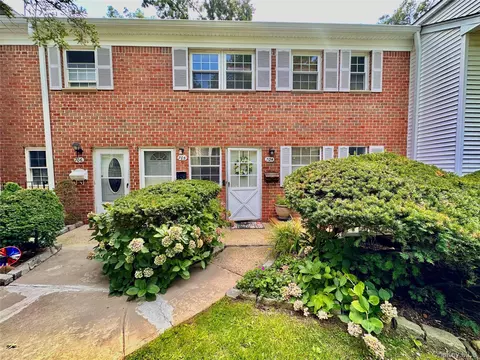 704 Towne House Village Vlg #704, Islandia, NY 11749