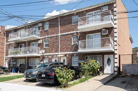 9485 218th St, New York, NY 11428