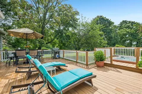 Exterior - 302 Maple Ave, Patchogue, NY 11772 photo 6 of 9