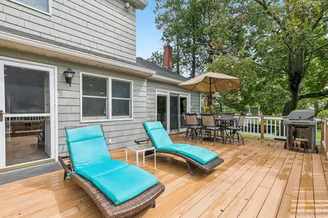Exterior - 302 Maple Ave, Patchogue, NY 11772 photo 5 of 9