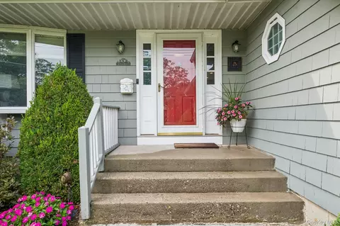 Exterior - 302 Maple Ave, Patchogue, NY 11772 photo 2 of 9