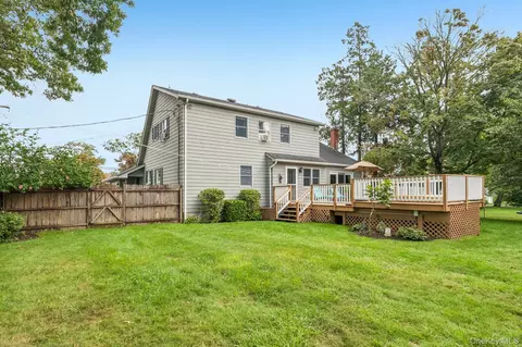 Exterior - 302 Maple Ave, Patchogue, NY 11772 photo 4 of 9
