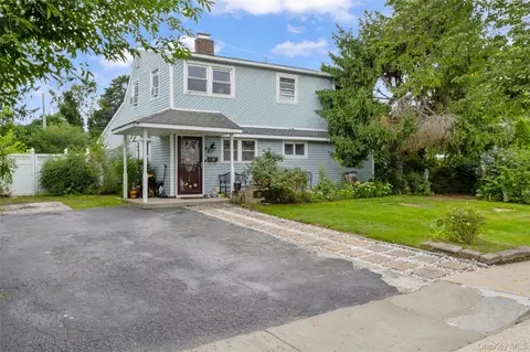 42 Mockingbird Ln, Levittown, NY 11756