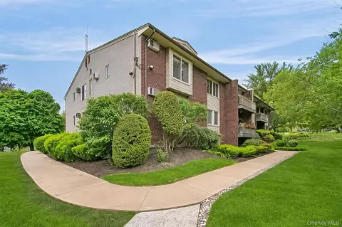 67 Country Club Ln, Pomona, NY 10970
