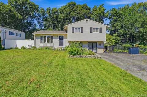 535 Westbrook Dr, Cortlandt, NY 10567