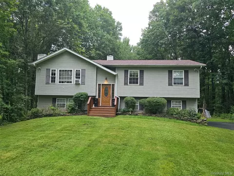 8 Kayleigh Dr, New Paltz, NY 12561