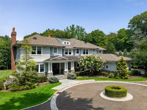 65 Spruce St, North Hempstead, NY 11576
