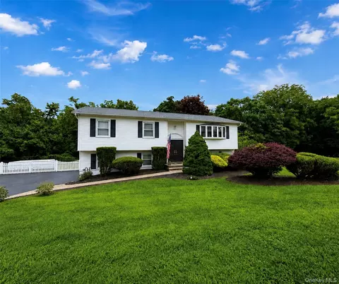 5 Pine Dr, Stony Point, NY 10980