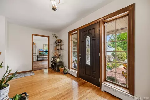 Entry Way - 87 Summit St, Monroe, NY 10950 photo 2 of 3