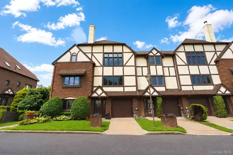16 Fox Hunt Ct, Staten Island, NY 10301