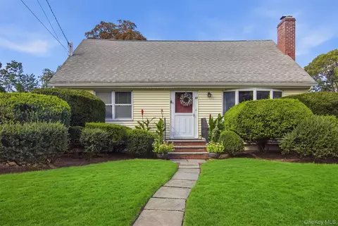 27 E 17th St, Huntington Station, NY 11746