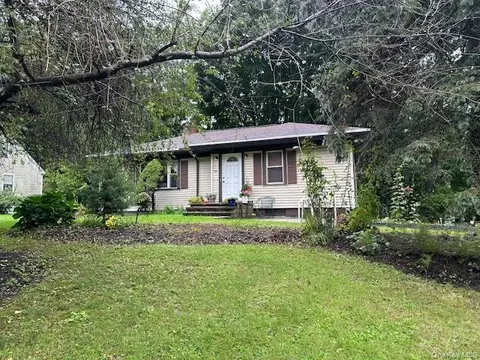 24 Schoolhouse Ln, Poughkeepsie, NY 12603