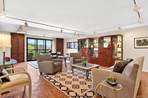 12 Bond St #4D, North Hempstead, NY 11021