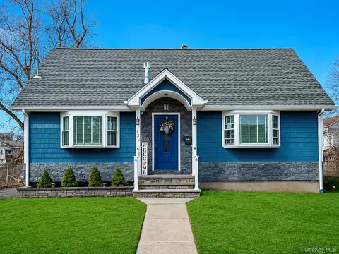 433 S 7th St, Lindenhurst, NY 11757