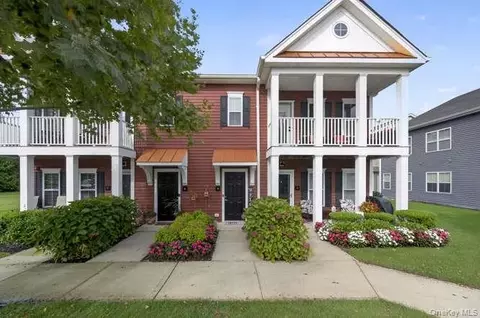 4 Village Dr #4, East Islip, NY 11730