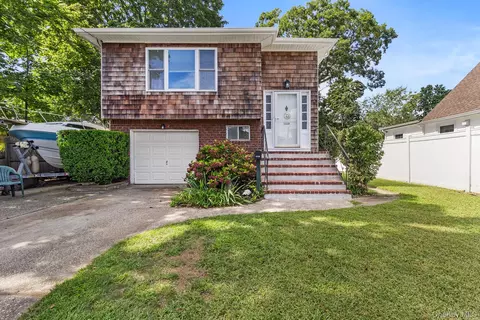 1320 Pine Acres Blvd, Bay Shore, NY 11706