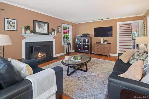 Living - 611 Decatur Ave, Peekskill, NY 10566 photo 3 of 4