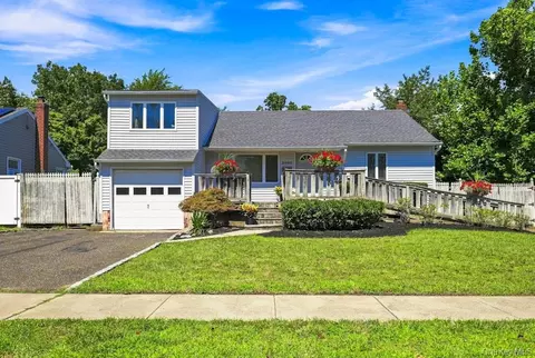 3905 Clove Ct, Seaford, NY 11783