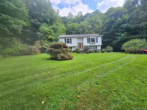 37 Boswell Rd, Putnam Valley, NY 10579