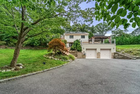 29 Hillside Ln, Syosset, NY 11791