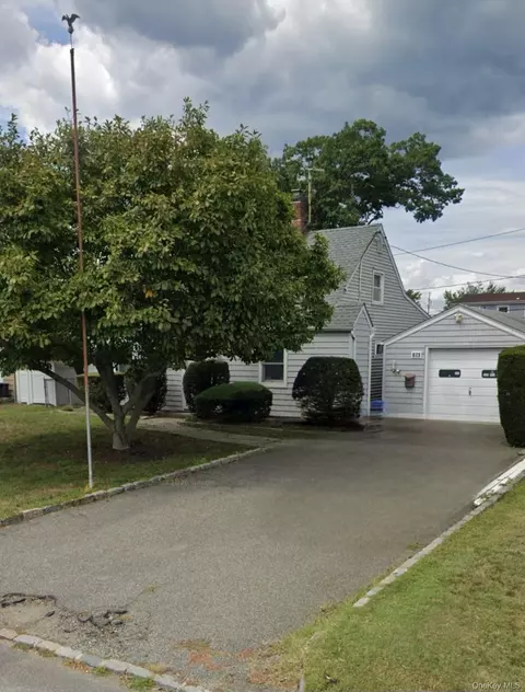 671 Lowell St, Westbury, NY 11590