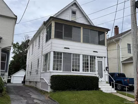 30 Crescent Pl, Middletown, NY 10940