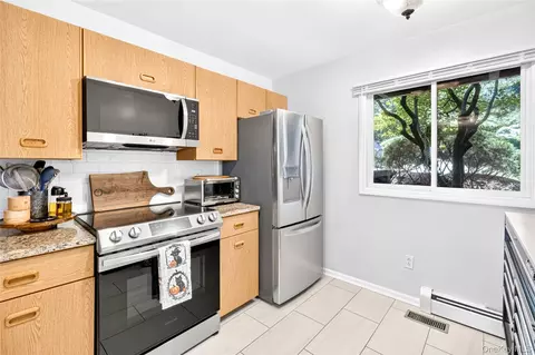 Kitchen - 1203 Eagle Bay Dr, Ossining, NY 10562 photo 2 of 4