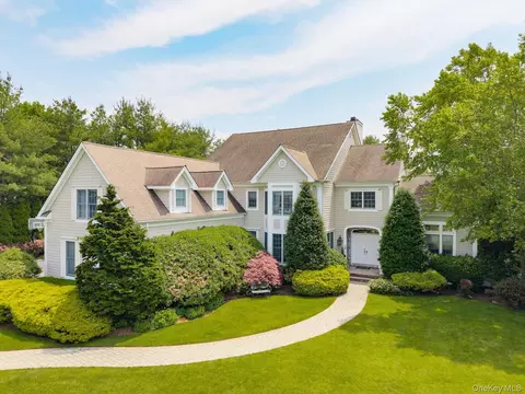 37 Legends Cir, Melville, NY 11747