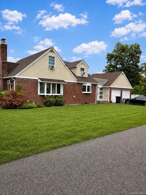 49 Seafield Ln, Bay Shore, NY 11706