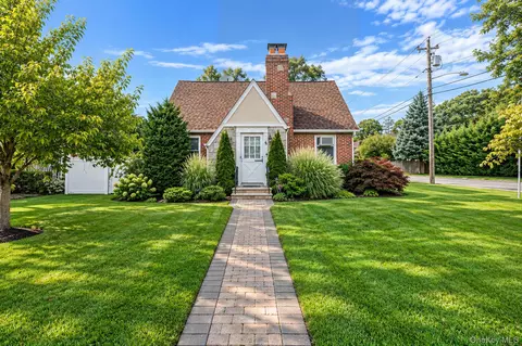 49 Seafield Ln, Bay Shore, NY 11706