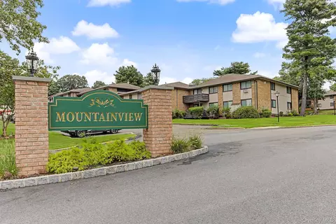 962 Sierra Vista Ln, Clarkstown, NY 10989