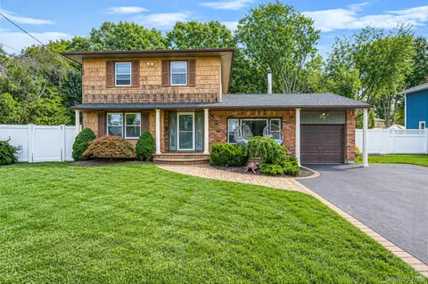 87 Wexford Dr, Oakdale, NY 11769