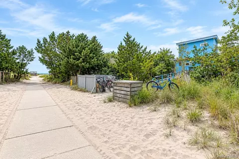 27 Champlain St, Ocean Beach, NY 11770