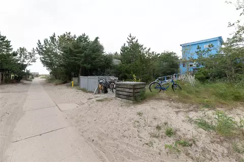 27 Champlain St, Ocean Beach, NY 11770