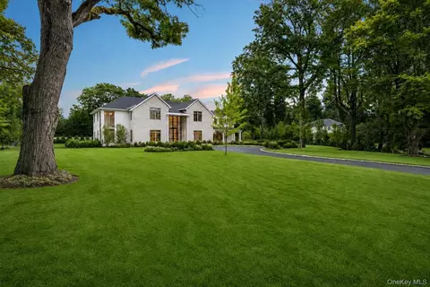 25 W Creek Farms Rd, North Hempstead, NY 11050