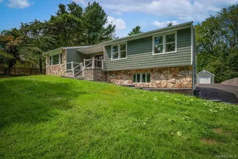 40 Lakeside Dr, Centerport, NY 11721