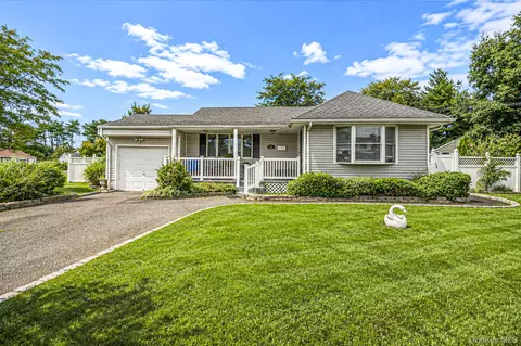 12 Robin Ln, Brentwood, NY 11717