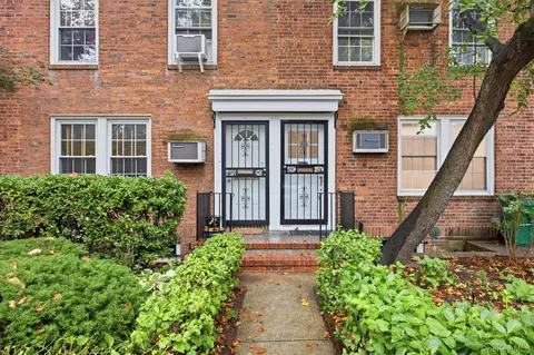 39-27 49th St, New York, NY 11104