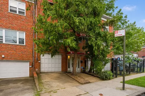 902 E 232nd St, New York, NY 10466