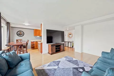 33-65 14th St #5A, Astoria, NY 11106