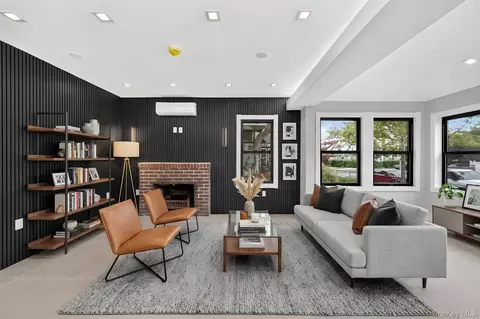11137 196th St, New York, NY 11412
