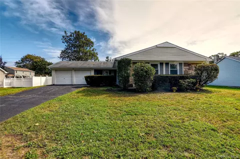 7 Tinder Ln, Lake Grove, NY 11755