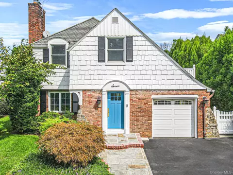 7 Highmeadow Rd, North Hempstead, NY 11030