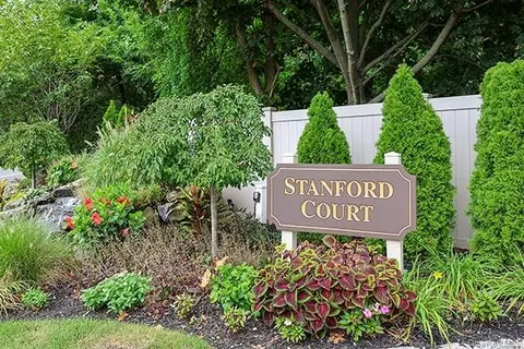 11 Stanford Ct #B, Wantagh, NY 11793