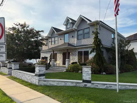 552 Dover Rd, Oceanside, NY 11572