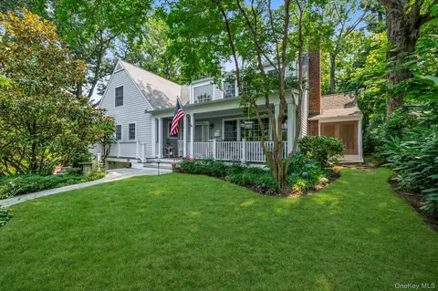 4 Sunset Ln, North Hempstead, NY 11050