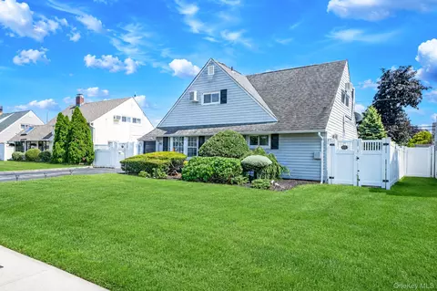 90 Twin Ln N, Wantagh, NY 11793